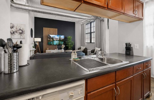 River Market Apartment | River Market Loft Retreat King Bed Parking