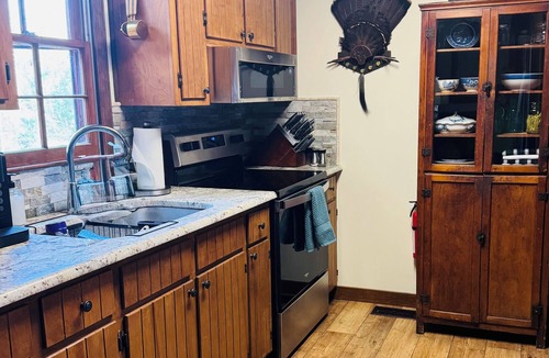 Brookfield Cabin | River's Bluff is a 3-bedroom cabin in pleasant Enigma with cozy charm!
