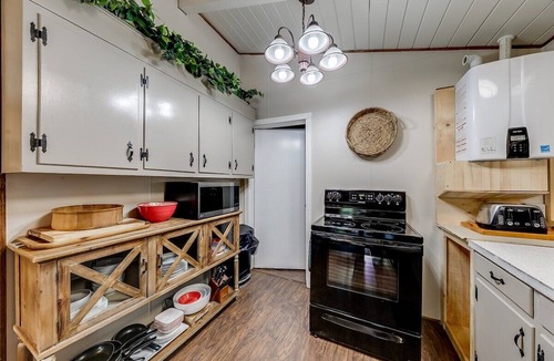 Helen Cabin | River's Edge - Ultimate Riverfront Cabin w/Hot Tub