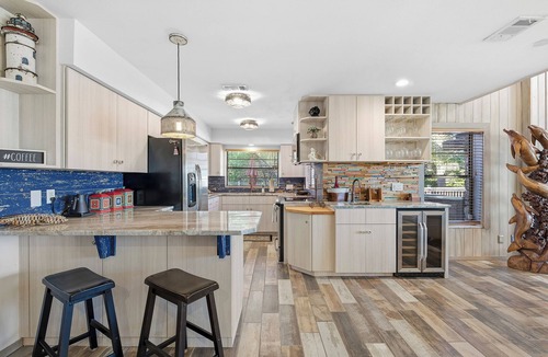 Edgewater House | 🛥️Riverfront Home | Golf Cart | River Toys | Tiki Bar | Hooked on the River🛥️