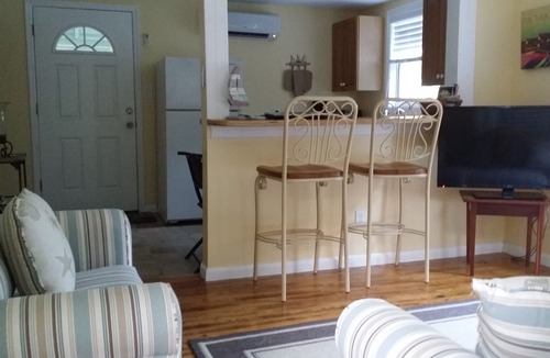 Roseland Cottage | Riverfront One Bedroom Fishing Cottage w/boat dock-Summer Specials!