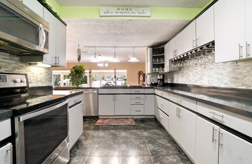 Oak Haven House | Riverfront Retreat. Private Oasis 7 minutes to downtown