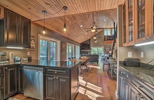 Lakemont Cottage | Riverfront Tallulah Falls Cabin w/Hot Tub!