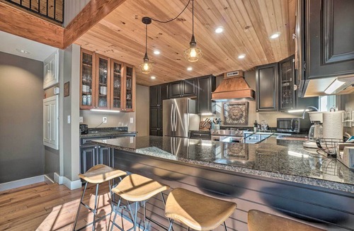 Lakemont Cottage | Riverfront Tallulah Falls Cabin w/Hot Tub!