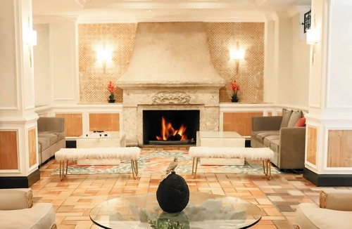 Beverly Heights Hotel | Riverside Hotel | King | Heated River Pool, Water Taxi Stop | 2 Units