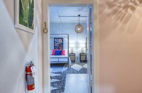 Galveston Hotel | Rm 10 Oleander Walk to Cruise Port & Strand