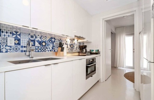 South Pointe Apartment | Roami at 250 Collins | Pool | Next to Beach