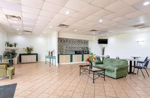 Huntsville Hotel | Rodeway Inn 2 Double Room Resort Pool, 24/7 Gym