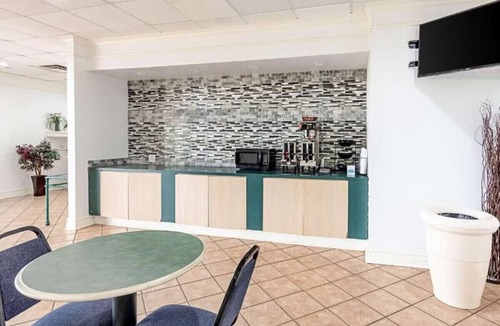 Huntsville Hotel | Rodeway Inn 2 Double Room Resort Pool, 24/7 Gym