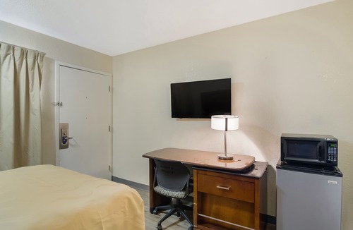 Evans Hotel | Rodeway Inn Greeley