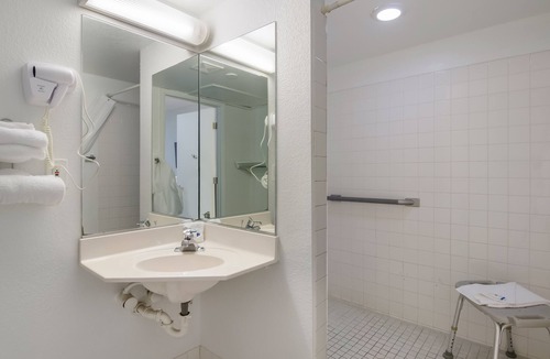 Evans Hotel | Rodeway Inn Greeley