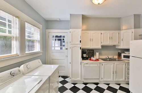 Morningside-Lenox Park Cottage | Roller-Coaster to the World Cup, Parks, Restaurants, Beltline & Shopping!