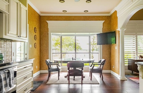 Shreveport House | Romantic 3BR Lakefront: Slip, Pier, RV, Parking