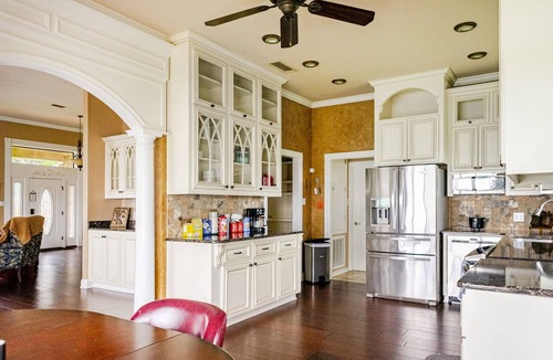 Shreveport House | Romantic 3BR Lakefront: Slip, Pier, RV, Parking