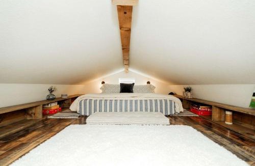 Branson House | Romantic Cottage Retreat Near Lake Taneycomo in Branson, Missouri