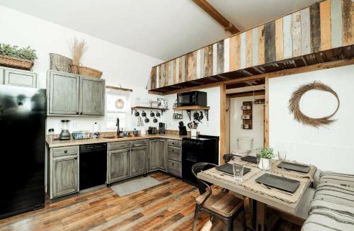 Branson House | Romantic Cottage Retreat Near Lake Taneycomo in Branson, Missouri