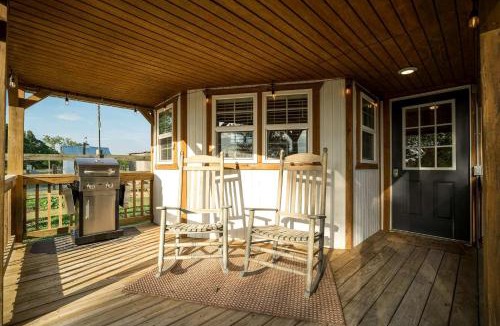 Branson House | Romantic Cottage Retreat Near Lake Taneycomo in Branson, Missouri
