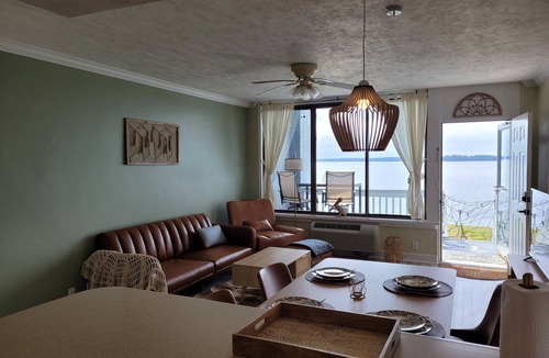 Panacea Apartment | romantic get away for 2 right on the Ochlockonee river