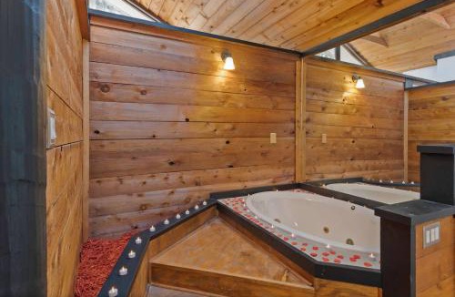 Kissimmee House | Romantic Getaway Cabin with Jacuzzi
