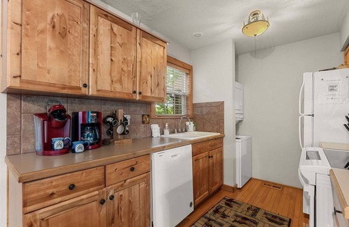 Reeds Spring Cabin | Romantic Getaway Near Silver Dollar City with Free Tickets & Onsite Golf Course