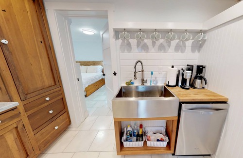 Downtown Historic District House | 💲Romantic Renovated Secret Garden💲 Marble Floors & Bath – DT Just Half Mile - Beach Only 3