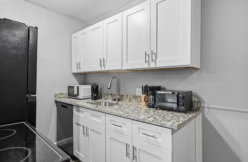 South Arlington Apartment | Roomy 1BR townhome with open living area