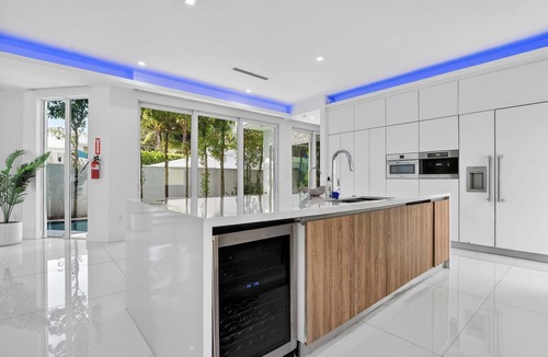 Birch Park Finger Streets House | Rove Travel | Villa Solara | With Pool & Balcony