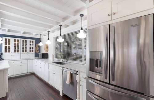Pineapple Grove Arts District Cottage | Rowdy Rooster ~Steps to Atlantic ~ Hot Tub