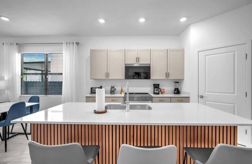 Homestead House | Royal Palm Gateway - Modern 4BR Homestead Retreat