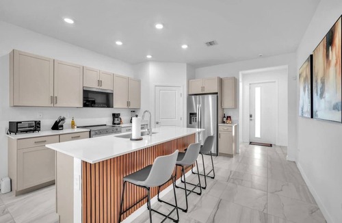 Homestead House | Royal Palm Gateway - Modern 4BR Homestead Retreat
