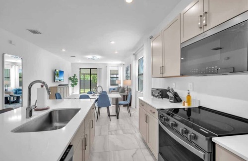 Homestead House | Royal Palm Gateway - Modern 4BR Homestead Retreat