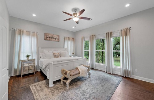Lacy-Lakeview House | Ruby Dell Ranch - Just 10 mins from downtown Waco!
