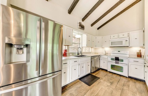 Ruidoso Cottage | Ruidoso Vacation Rental w/Spacious Deck