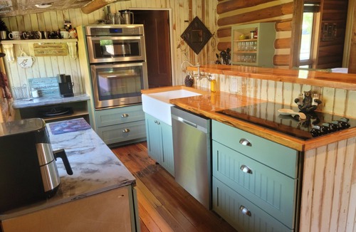 Buena Vista Cabin | Rustic-cozy cabin with modern amenities in quiet neighborhood w/state park yard
