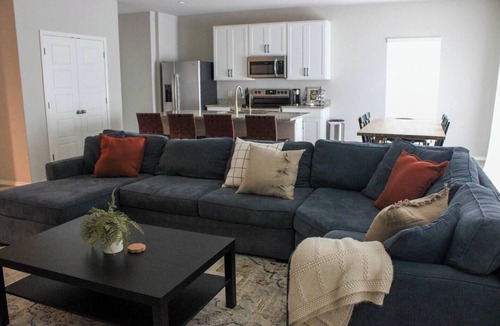 Medina Valley House | SA 4 bd King Suite w Playground and Fire pit