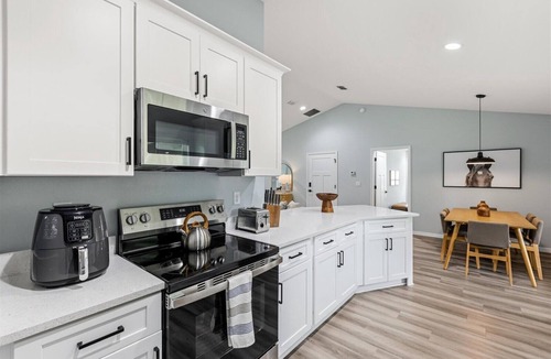 Fellowship House | Saddle Oak Retreat - 3BR Near WEC - Sleeps 6 - Pets Welcome - New Construction