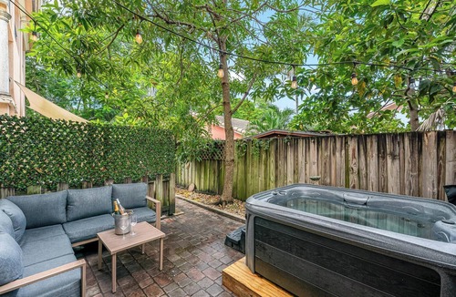 River Oaks House | Salty Fox – 5BD Oasis w/Spa, Beach & Downtown