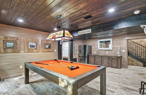 Crystal Beach House | Salty Skipper Home with Pool, Tiki Bar & Game Room