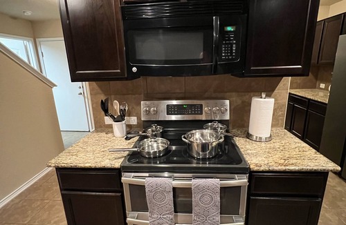 Southside House | San Antonio home near BMT, Riverwalk, Alamo, and Sea World