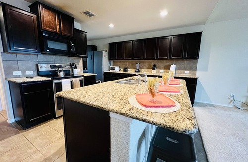 Southside House | San Antonio home near BMT, Riverwalk, Alamo, and Sea World