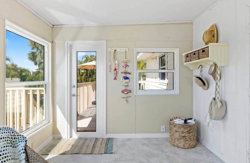 East Rocks House | Sandy Cheeks- Gorgeous Newly Renovated Pool Home with Bikes