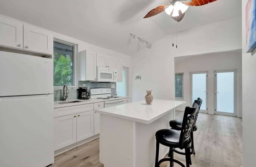 Sailboat Bend Apartment | Sapodilla Tropical Oasis 2BR Cottage w/Pool