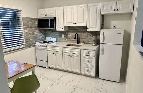 Lauderdale-by-the-Sea Hotel | Sapphire by the Sea Unit 9 - King Pool View Suite King, kitchen, heated pool