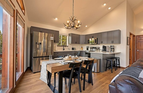 Valley of the Sun Cabin | Sauna Hot tub 2 King Beds Game Room Mtn views Close to Breck Pet friendly