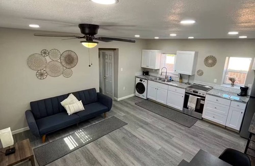 Sawmill Area Apartment | Sawmill District - Modern Apt Yard, King Bed, W/D