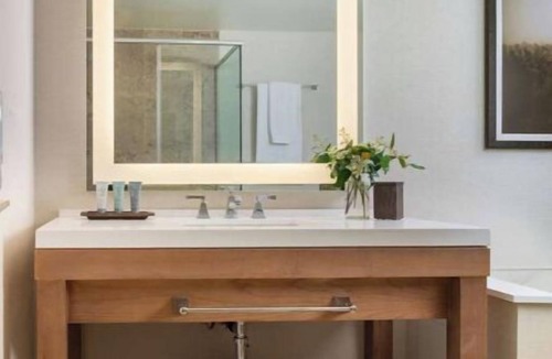 Braselton Hotel | Scenic Retreat: Three Upscale King Rooms Near Vineyards