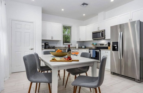 Naples Park House | Sea Glass Retreat. Beach*Wine*Dine*Relax. Repeat