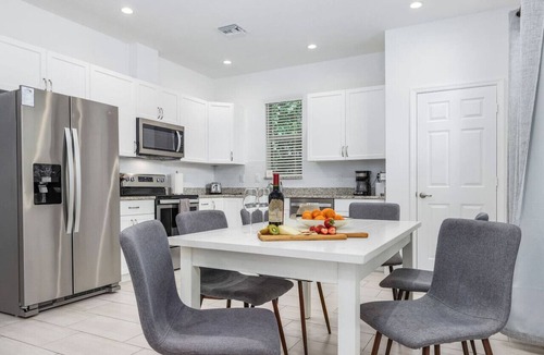Naples Park House | Sea la Vie Retreat! Beach*Wine*Dine*Relax. Repeat!