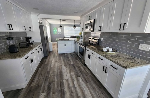 Holiday House | Seabreeze - Charming 2-bedroom house in amazing Holiday with WiFi, AC.