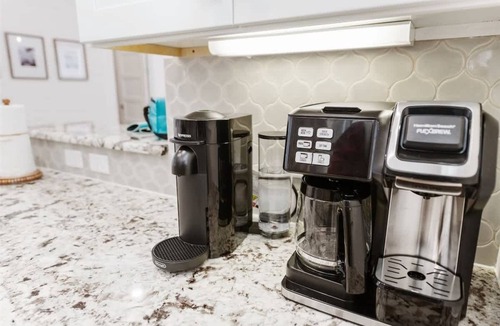 Greenway Park House | Seaplane Cottage, Dog Friendly! 4 Bikes